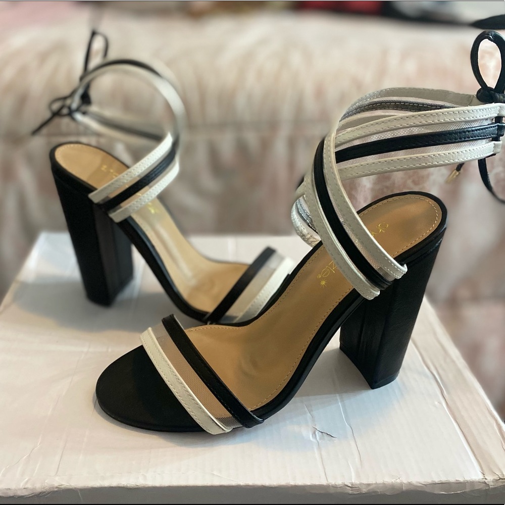 Shoedazzle Block heeled Sandler - Picture 3 of 5